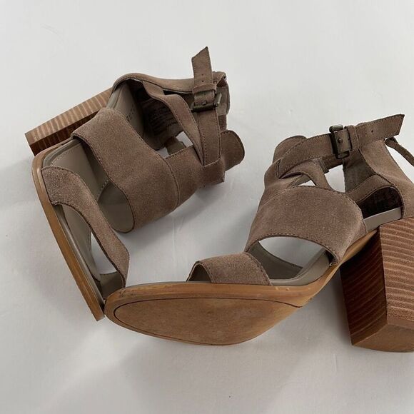 Hinge size 7.5 taupe leather zipper back 4” heeled sandals. - Picture 7 of 11